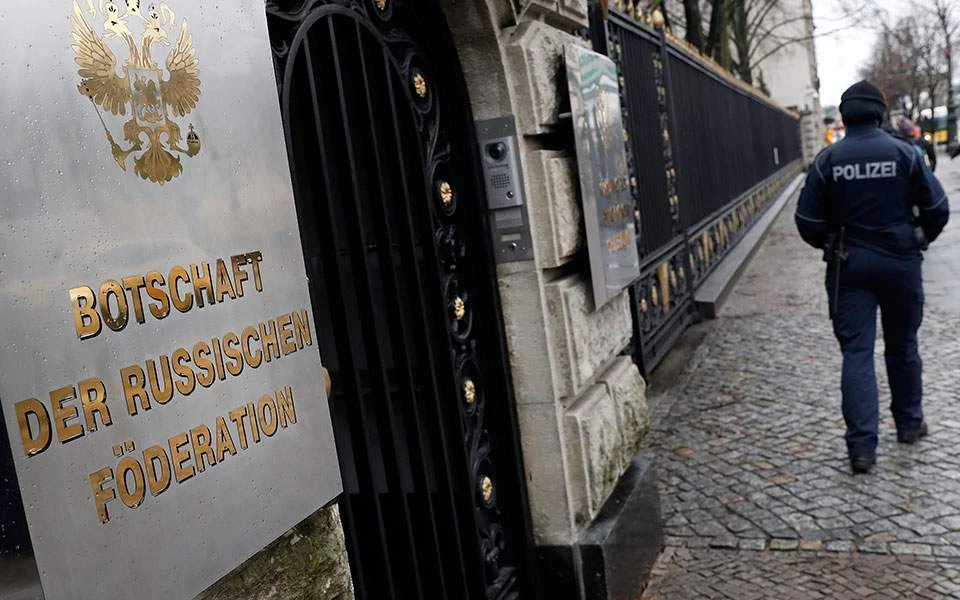 Κύμα απελάσεων Ρώσων από ΗΠΑ, Καναδά και 14 χώρες της ΕΕ